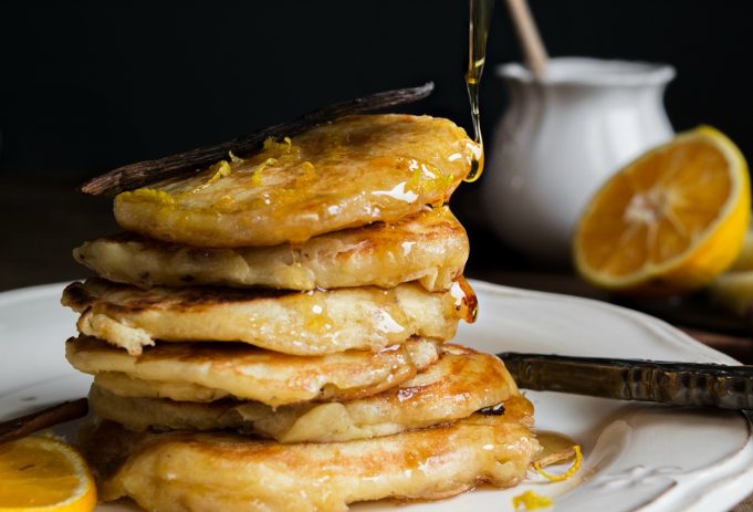 Τηγανίτες-pancakes με γραβιέρα light πορτοκάλι και μέλι