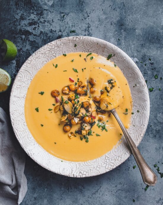 Vegan συνταγές για Σούπα Βελουτέ με Κουνουπίδι και Ρεβύθια