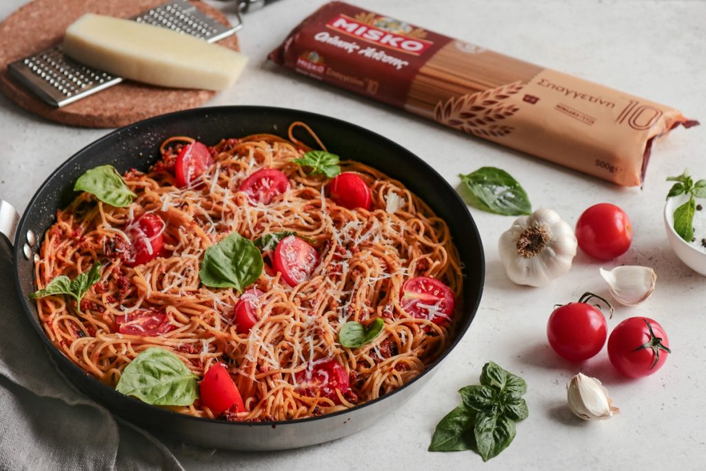 Σπαγγέτι ολικής άλεσης συνταγες_Spaghetti olikis alesis sintages με πέστο από λιαστές ντομάτες και μαύρες σταφίδες
