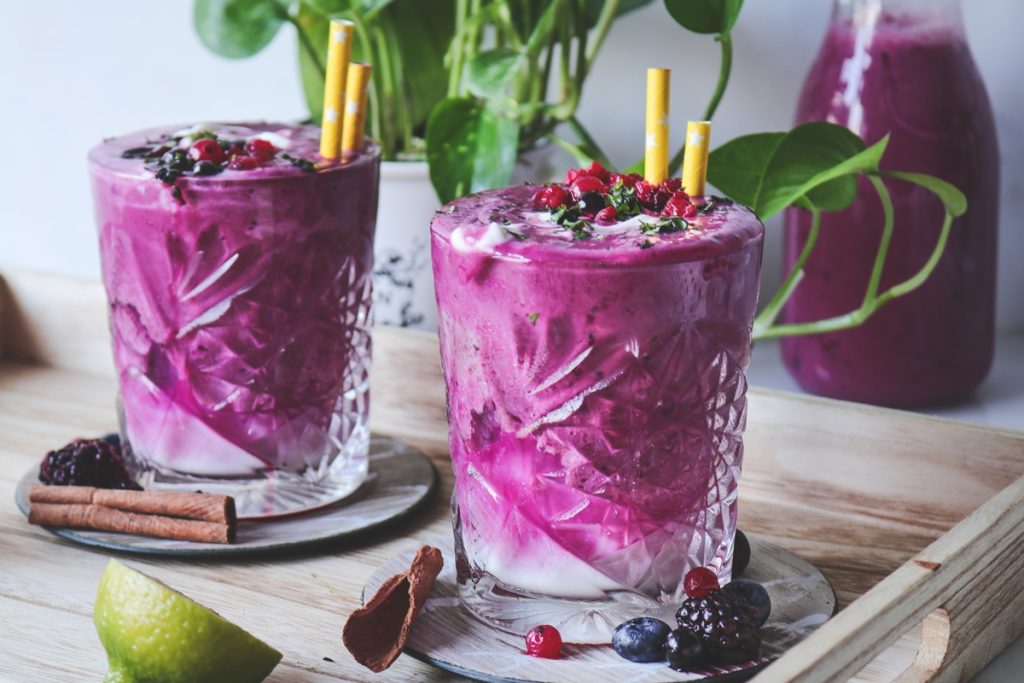 Smoothie με γιαούρτι, παντζάρια και κόκκινα φρούτα