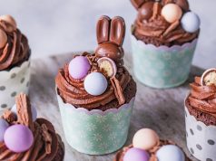 Cupcakes με σοκολάτα και βατόμουρα