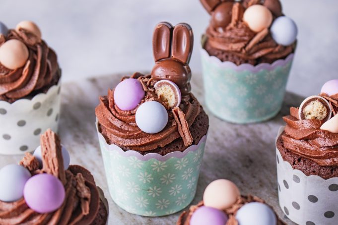 Cupcakes με σοκολάτα και βατόμουρα