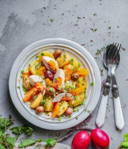 Μανιάτικη σαλάτα με πατάτες, πορτοκάλι, αυγά και ελιές Greek salad