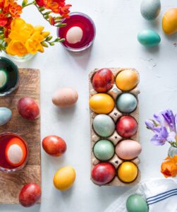 Βαμμένα αυγά με φυσικές βαφές από λαχανικά και κουρκουμά