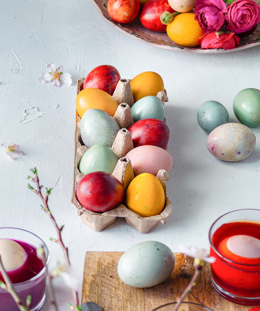 Πασχαλινά αυγά βαμμένα με λαχανικά και κουρκουμά_natural dyed easter eggs