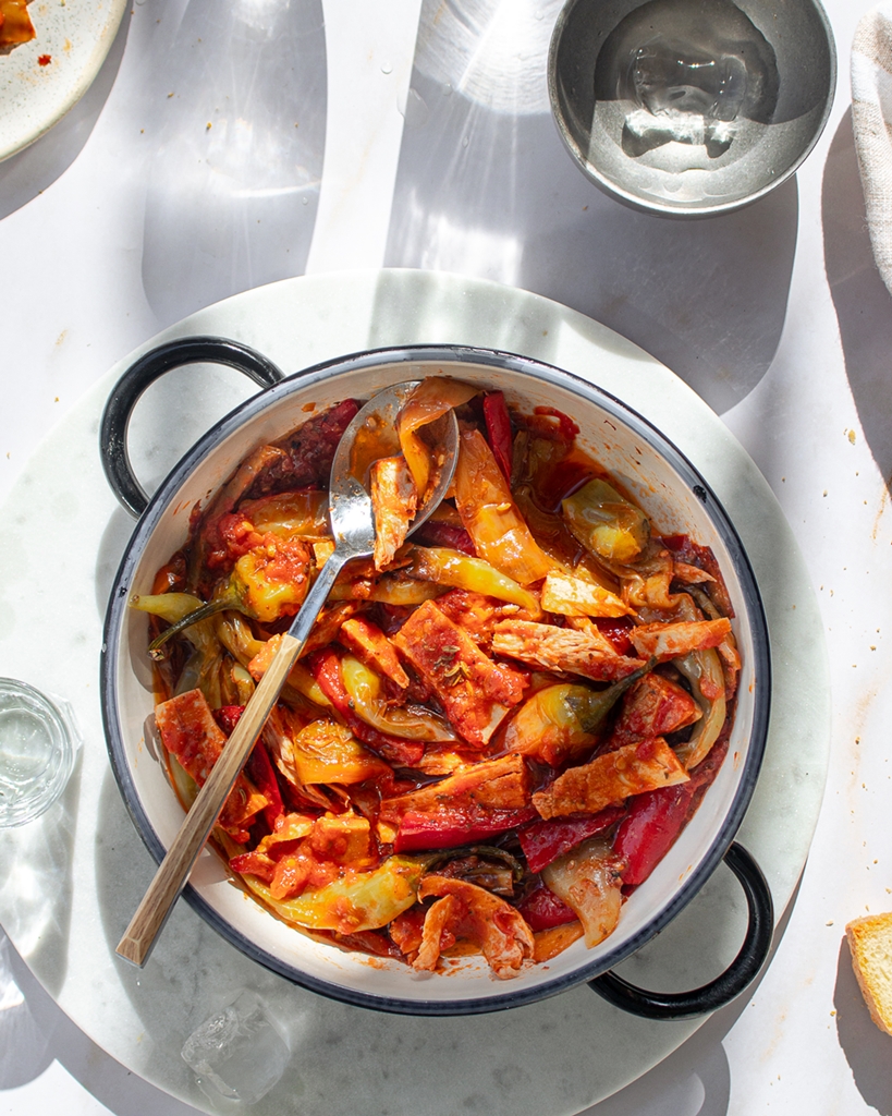 Συνταγή Πηλιορείτικο Σπετζοφάι με τόνο λευκό Αλοννήσου, πιπεριές και μαραθόσπορους
