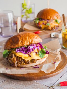 Γλυκοκαυτερό burger με μανιτάρια και plant based Gouda