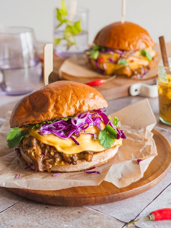 Γλυκοκαυτερό burger με μανιτάρια και plant based Gouda