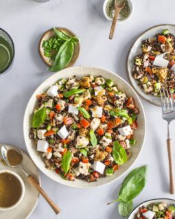 Σαλάτα χωριάτικη με μαύρες φακές και plant based φέτα