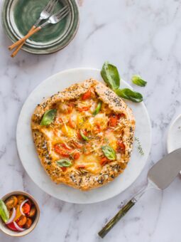 Τάρτα με μαριναρισμένα ντοματίνια και Planteese Mozzino