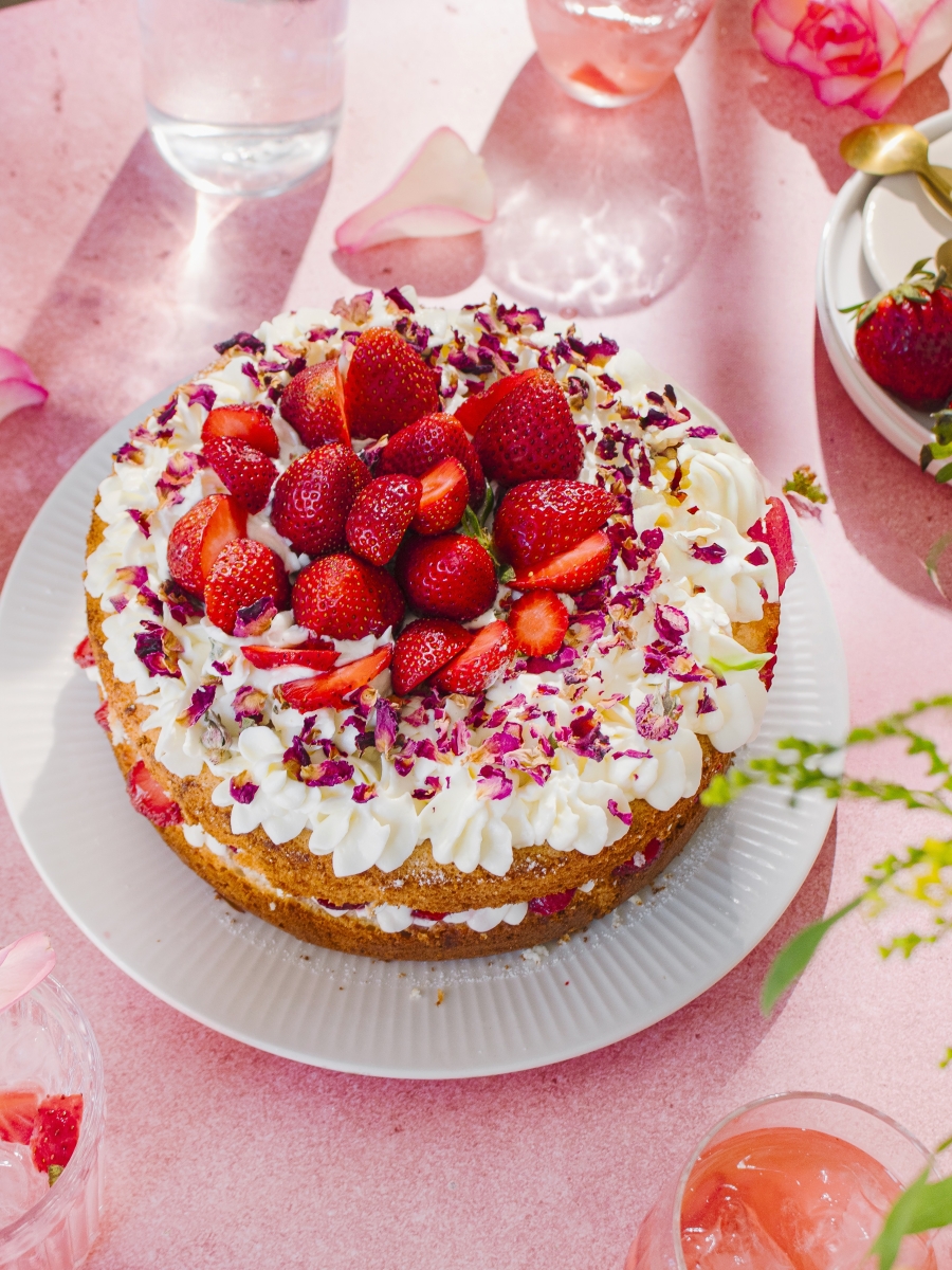 Angel cake με φράουλες, ροδόνερο και μασκαρπόνε | Funky Cook