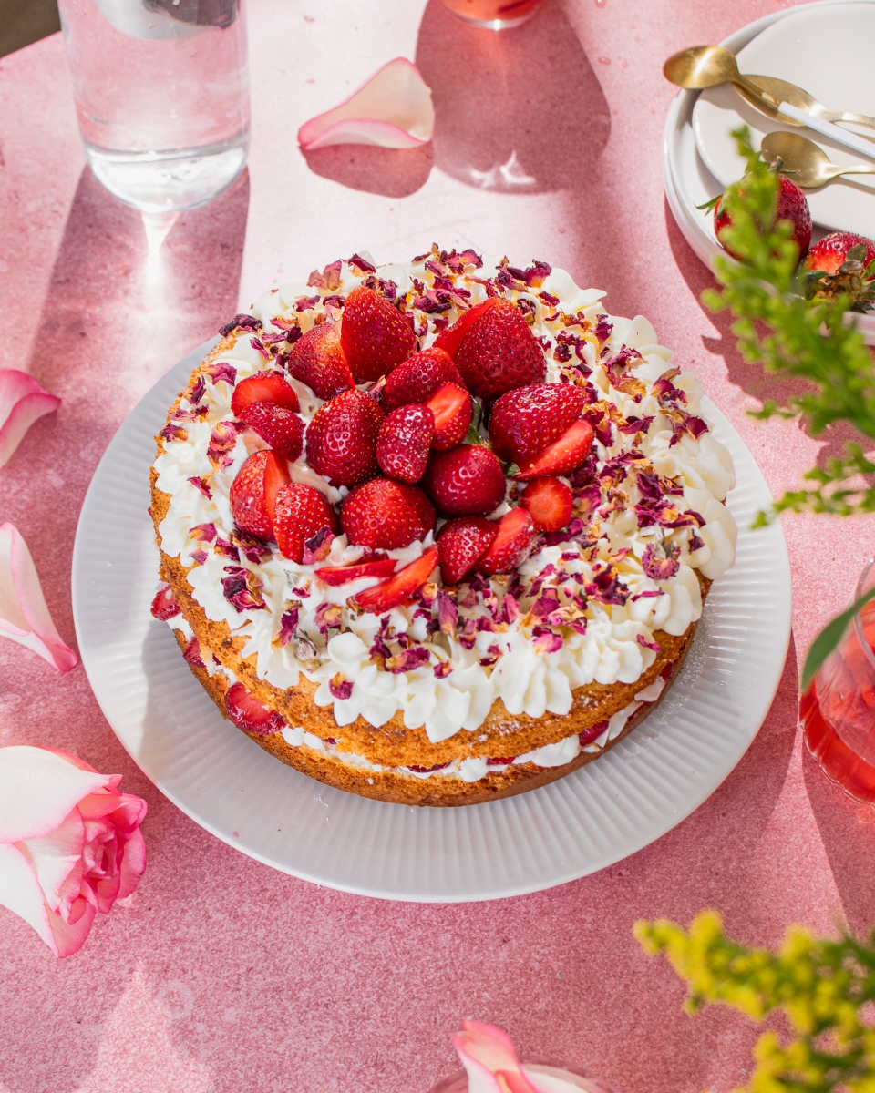 Angel cake με φράουλες, ροδόνερο και κρέμα τυριού