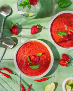 Δροσερή σούπα γκασπάτσο με φράουλες (gazpacho)