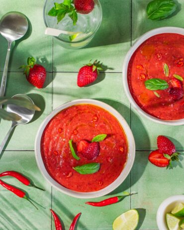 Δροσερή σούπα γκασπάτσο με φράουλες (gazpacho)