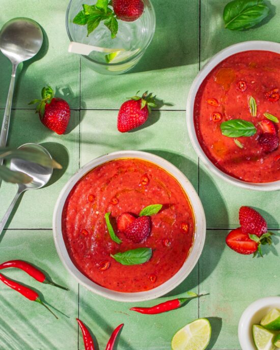 Δροσερή σούπα γκασπάτσο με φράουλες (gazpacho)