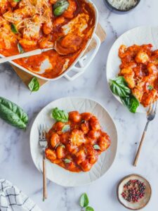 Χειροποίητα νιόκι (vegan gnocchi)σε σάλτσα ψητής πιπεριάς και plant-based τυρί