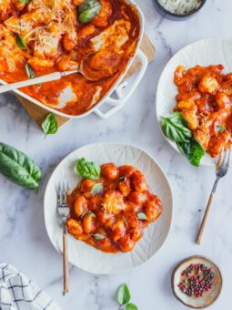 Χειροποίητα νιόκι (vegan gnocchi)σε σάλτσα ψητής πιπεριάς και plant-based τυρί