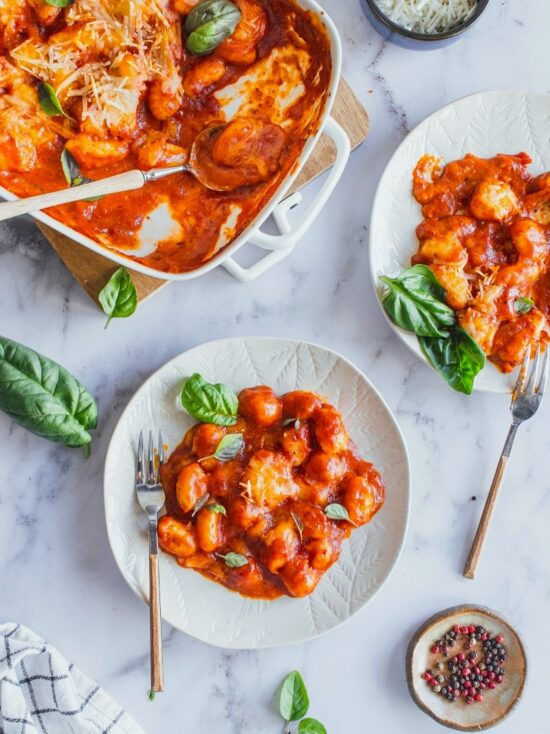 Χειροποίητα νιόκι (vegan gnocchi)σε σάλτσα ψητής πιπεριάς και plant-based τυρί