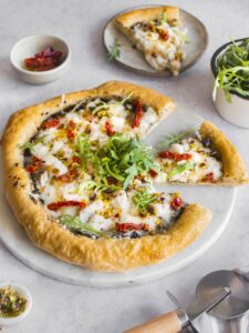 Vegan pizza με μανιτάρια, λιαστή ντομάτα, φιστίκι και PLANTEESE_συνταγή