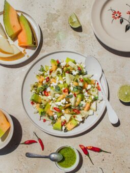 Σαλάτα με πεπόνι, φέτα , τσίλι και dressing με ρόκα