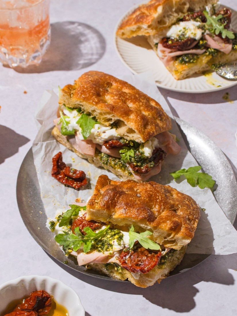 Focaccia panino, Ιταλικό σάντουιτς με μορταδέλα, πέστο φιστίκι, συνταγή φοκάτσια